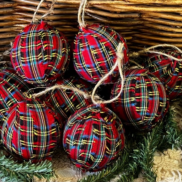 10 Primitive RED TARTAN PLAID RAG BALLS Christmas Ornaments Farmhouse decor - Picture 6 of 6